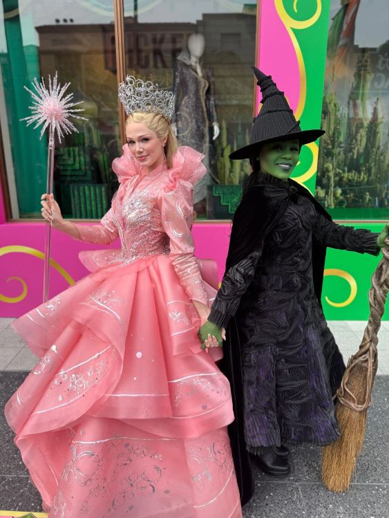 Another impressive Glinda and Elphaba cosplay.