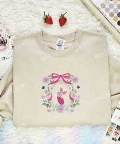 Piglet Coquette Frame Embroidered Shirt, Disney Characters Embroidered Hoodie, Cartoon Embroidered T Shirt (3)