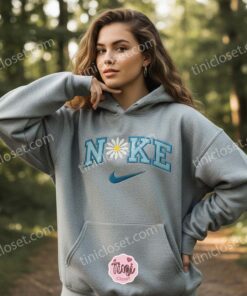 Daisy Flower Embroidered Sweatshirt, Retro Sporty Flower Crewneck, Minimalist Floral Aesthetic Shirt, Birthday Gift for Her. (3)