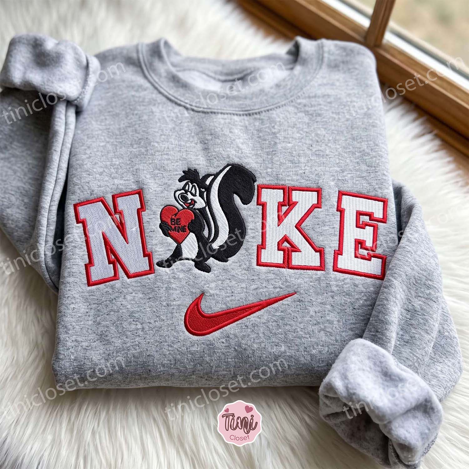Pepé Le Pew Holding Heart Embroidered Crewneck, Looney Tunes Cartoon Pullover, Long Distance Relationship Gifts Pepé Le Pew Holding Heart Embroidered Crewneck, Looney Tunes Cartoon Pullover, Long Distance Relationship Gifts