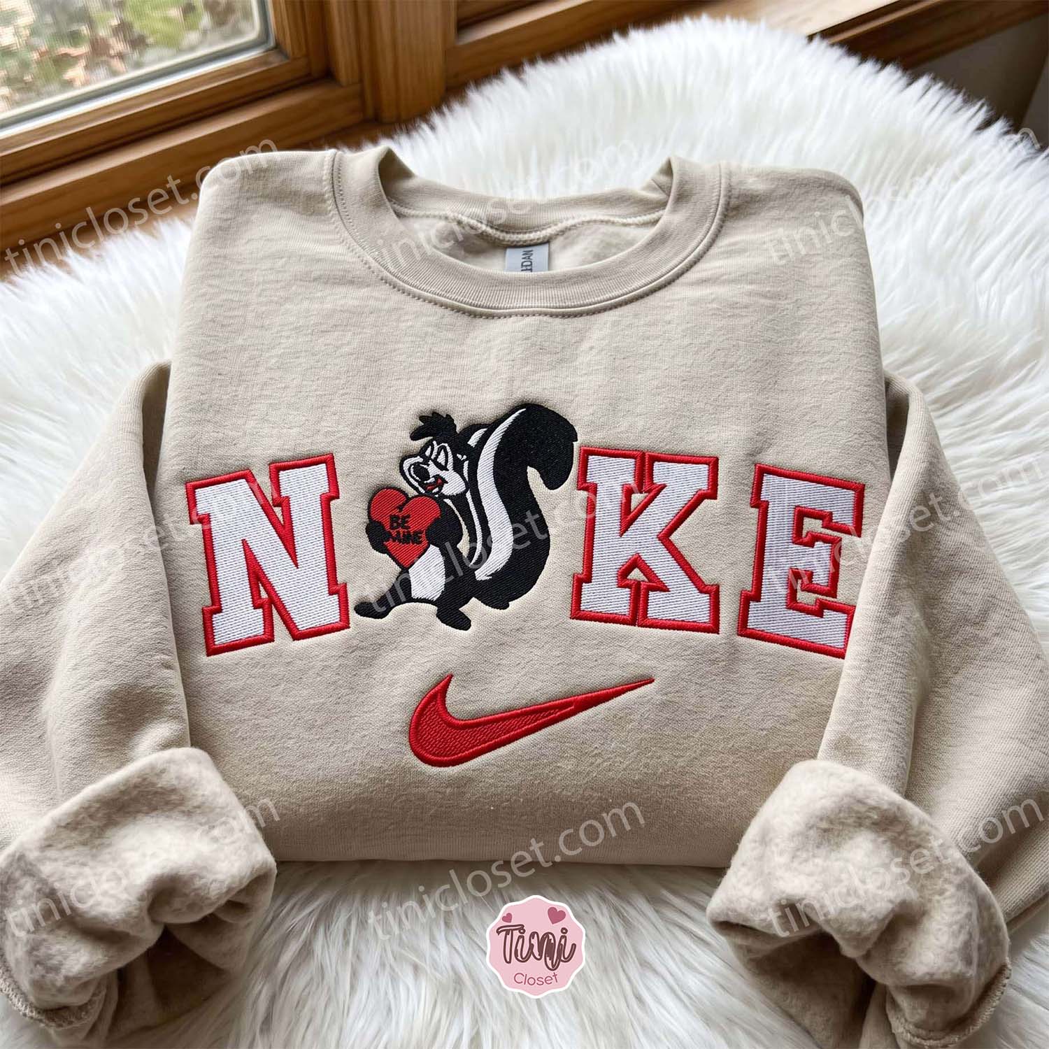 Pepé Le Pew Holding Heart Embroidered Crewneck, Looney Tunes Cartoon Pullover, Long Distance Relationship Gifts Pepé Le Pew Holding Heart Embroidered Crewneck, Looney Tunes Cartoon Pullover, Long Distance Relationship Gifts