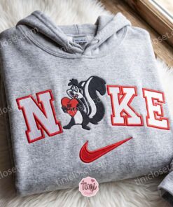 Pepé Le Pew Holding Heart Embroidered Crewneck, Looney Tunes Cartoon Pullover, Long Distance Relationship Gifts (3)
