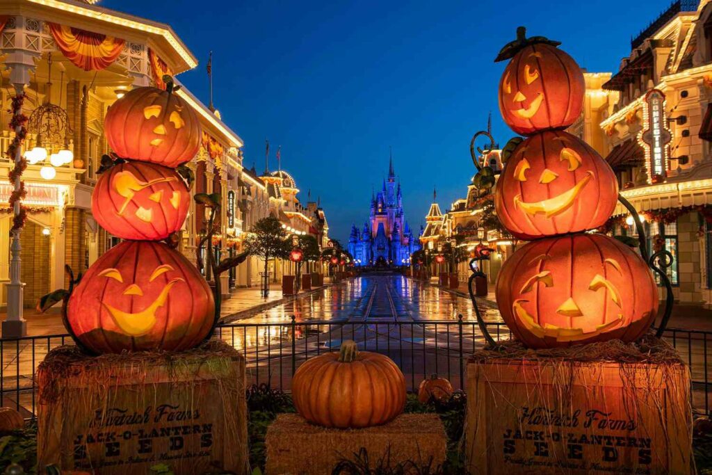 disney world main street halloween decor WDWHALLOWEEN0822 9ac8612c4b614eafba30bc161771b8ac